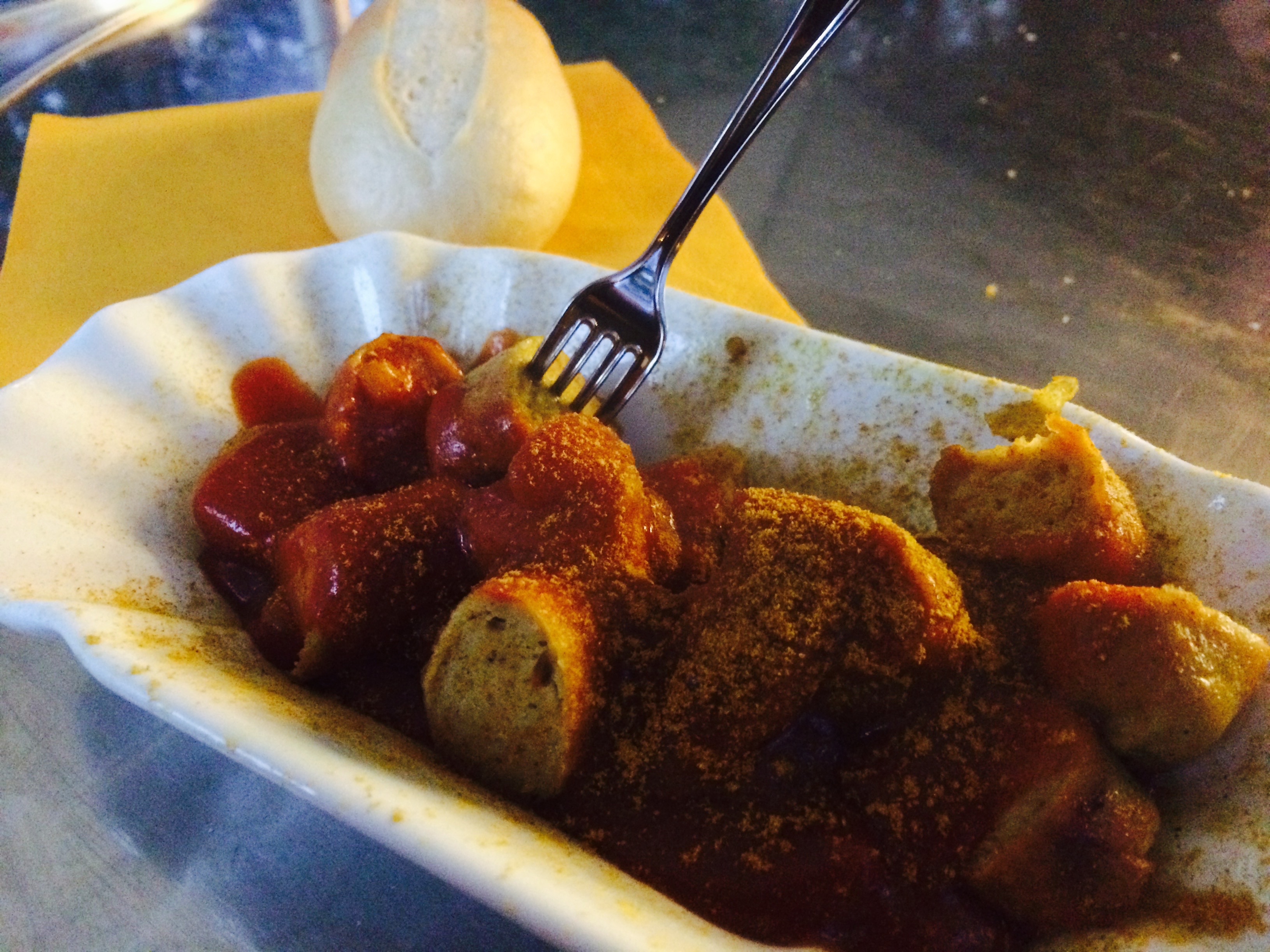 Currywurst mit Soße und Semmel